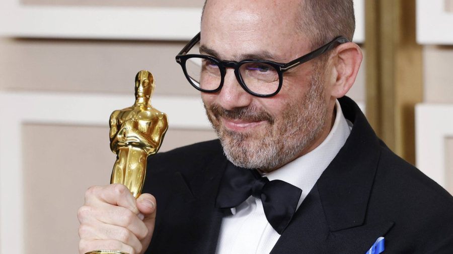 Edward Berger mit einem der vier Oscars für "Im Westen nichts Neues". (lau/spot)