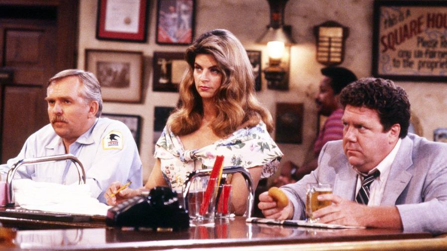 US-Sitcom "Cheers" mit den Schauspielern John Ratzenberger (l.), Kirstie Alley und George Wendt. (ili/spot)