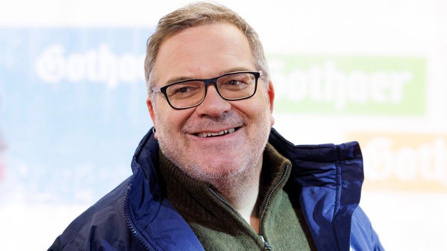Elton wird die zwei Raab-Shows bei RTL moderieren. (mia/spot)