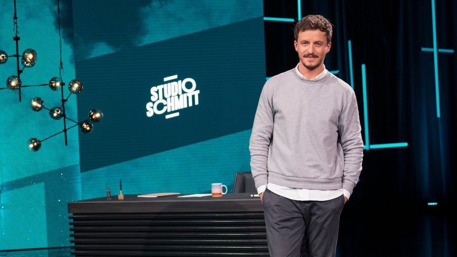 Tommi Schmitt verabschiedet sich von seiner ZDFneo-Show "Studio Schmitt". (eee/spot)