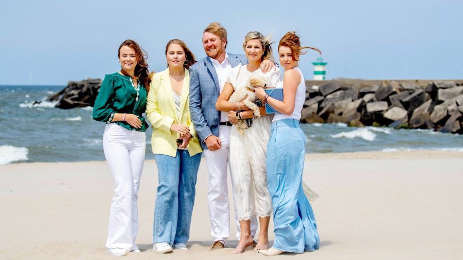 Die niederländischen Royals von links nach rechts: Prinzessin Ariane, Prinzessin Amalia, König Willem-Alexander, Königin Máxima (mit Pudel Mambo) und Prinzessin Alexia. (mia/spot)