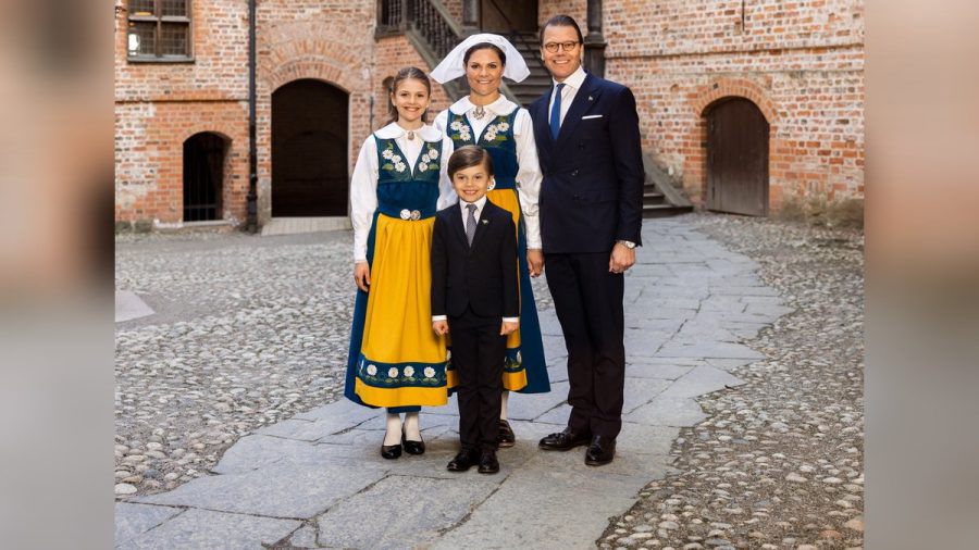 Kronprinzessin Victoria und ihr Mann Prinz Daniel mit den gemeinsamen Kindern. (ae/spot)