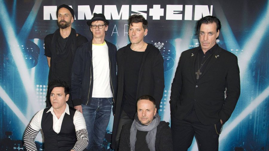 Rammstein mit Sänger Til Lindemann (r.) bei der Premiere des Kinofilms "Rammstein: Paris" 2017 in der Berliner Volksbühne. (ili/spot)