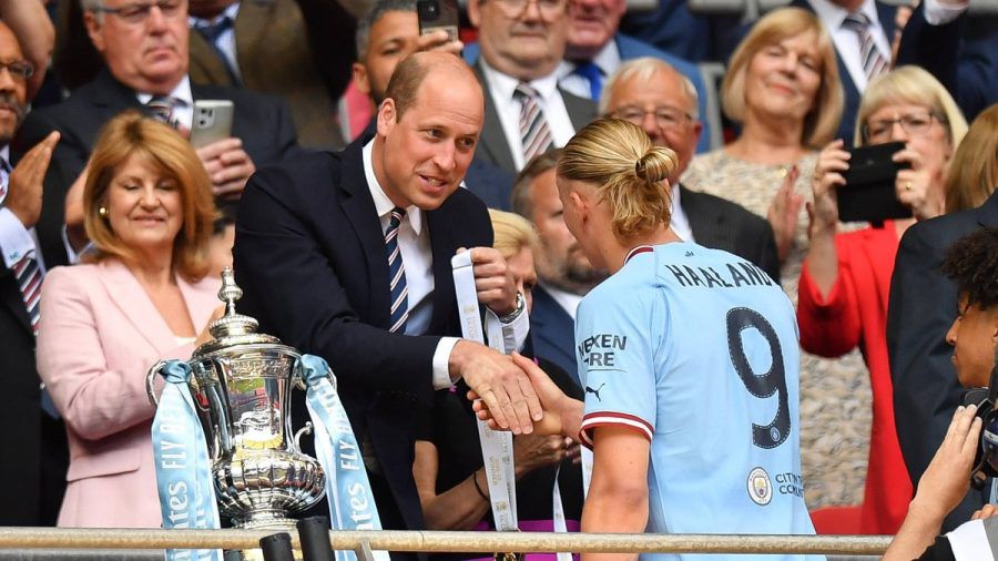 Prinz William überreicht Erling Haaland von Manchester City die Siegermedaille. (eee/spot)