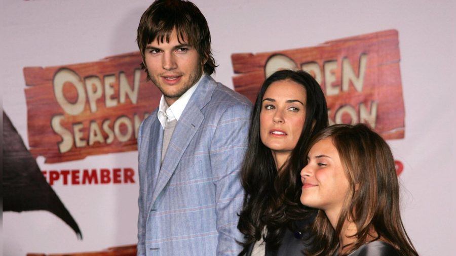 Ashton Kutcher mit Demi Moore und Tallulah Willis (v.l.) im Jahr 2006 in Los Angeles. (wue/spot)