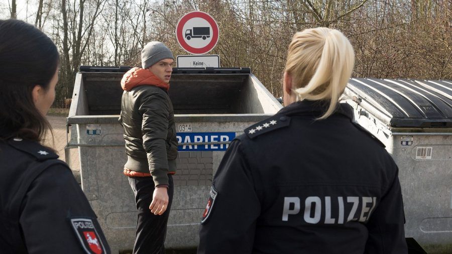 "Rote Rosen": Marvin wird erwischt, als er seine Wut und Verletzung an einem Fahrrad auslässt. (cg/spot)