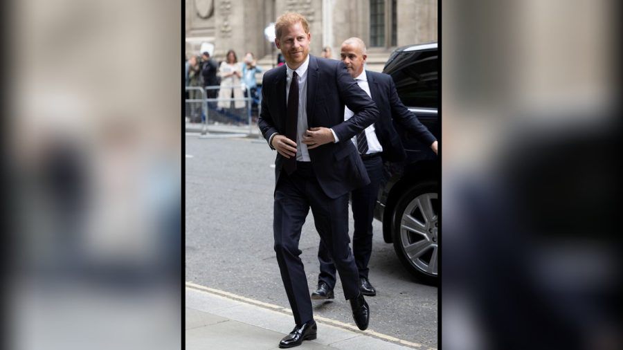 Prinz Harry hat am Vormittag den Obersten Gerichtshof in London betreten. Ob er während seines Aufenthalts in Großbritannien auch Mitglieder der Royal Family trifft, ist nicht bekannt. (ae/spot)