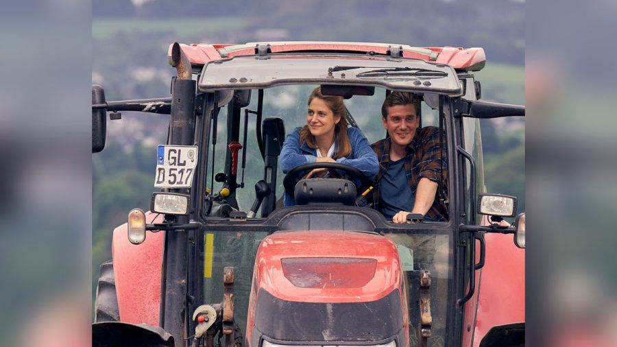 "Landfrauen - Wir können auch anders!": Laura (Bettina Burchard) und Paul (Max Bretschneider) necken sich auf dem Traktor. (cg/spot)