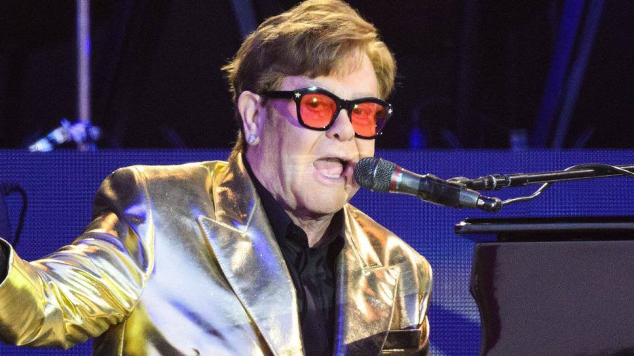 Im Goldjacket: Elton John verabschiedet sich von seinen englischen Fans. (smi/spot)