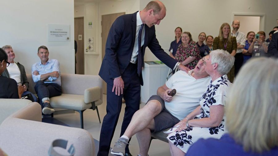 Prinz William scherzt mit einem Patienten beim Besuch in einem Krebszentrum. (hub/spot)