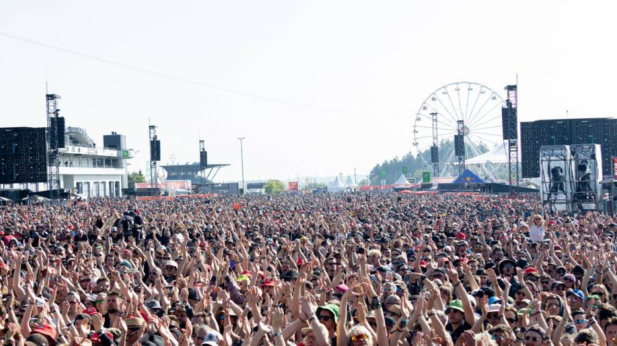 Tausende Fans marschierten am Freitag zum Auftakt der Zwillingsfestivals Rock am Ring/Rock im Park. (eee/spot)