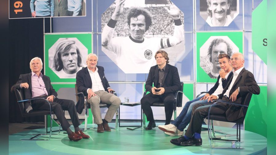 "das aktuelle Sportstudio" (v.r.): Franz Beckerbauer, Mario Götze, Michael Steinbrecher, Rudi Völler und Günter Netzer - auf dem Screen dahinter: Franz Beckenbauer, Rudi Völler, Günter Netzer. (ili/spot)