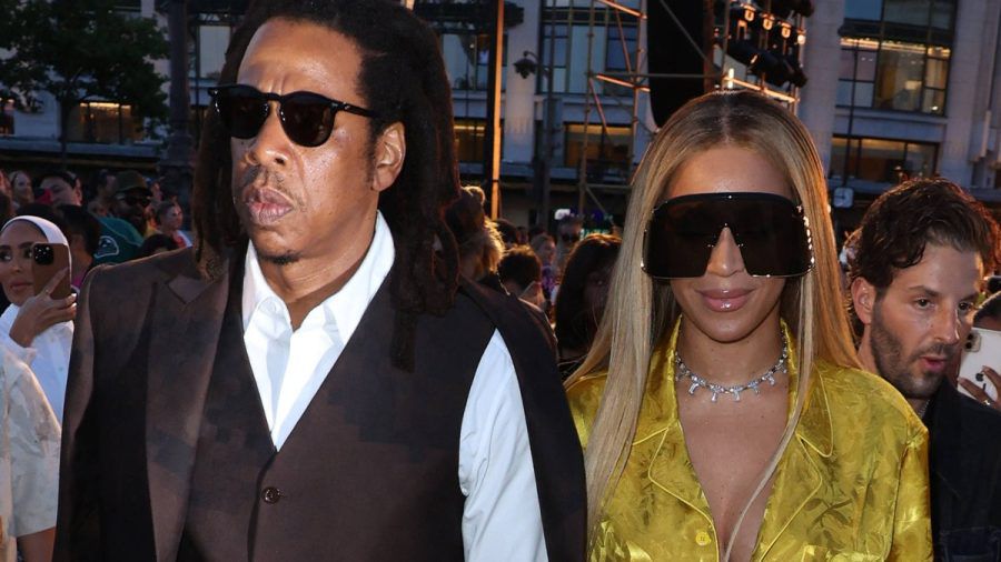 Jay-Z und Beyoncé unterstützten ihren Musikerfreund Pharrell Williams bei seinem neuen Job. (ae/spot)