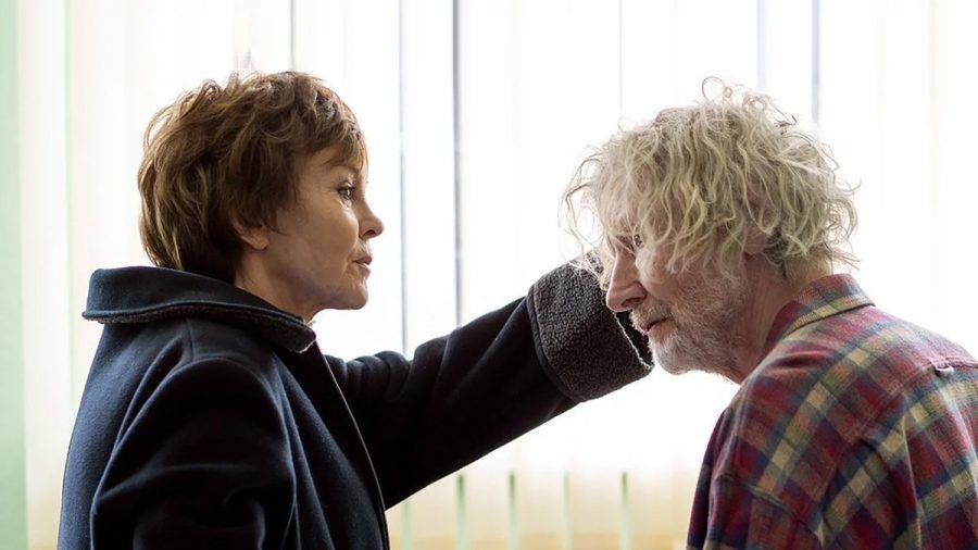 "Der Usedom-Krimi: Der lange Abschied": Karin (Katrin Sass) will dem verwirrten Ulf (Christian Steyer) helfen. (cg/spot)