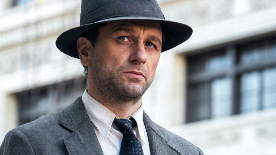 Schauspieler Matthew Rhys in seiner Rolle als Strafverteidiger Perry Mason. (sb/spot)