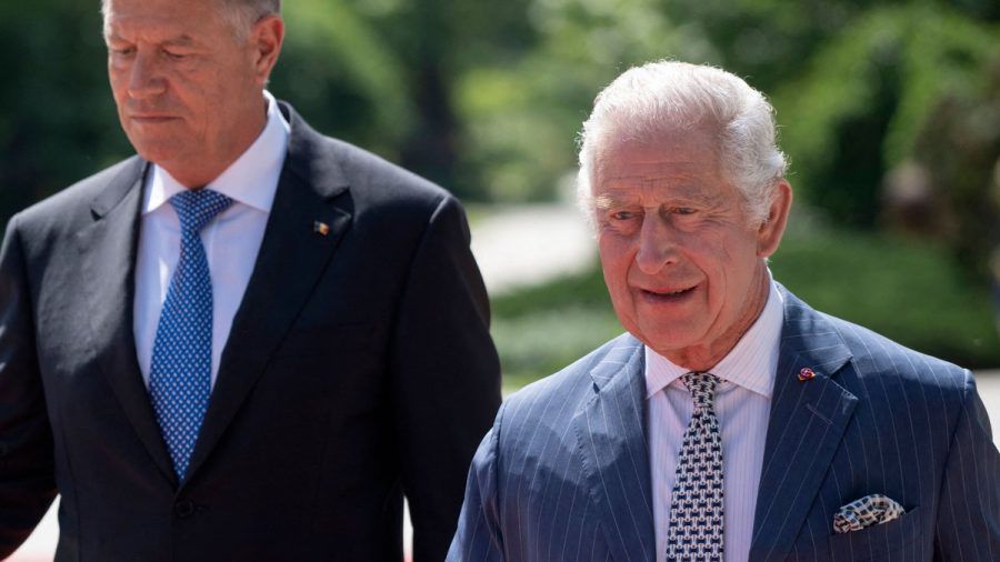 Der rumänische Präsident Klaus Johannis empfing Charles in Bukarest. (lau/spot)