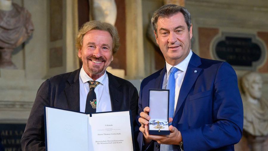 Thomas Gottschalk neben dem bayerischen Ministerpräsidenten Markus Söder (r.). (wue/spot)