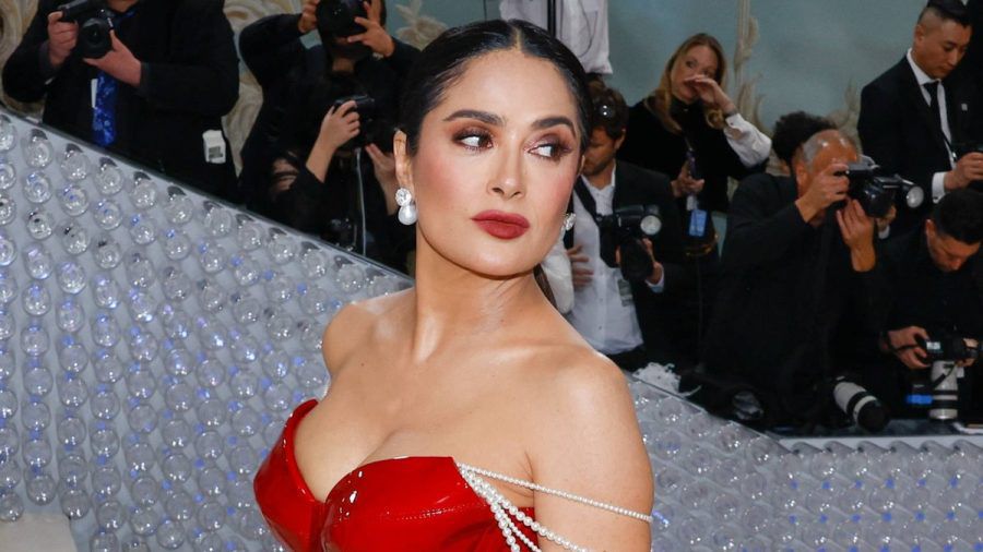 Salma Hayek begeisterte auf der Met Gala im Mai mit ihren perligen Accessoires. (eee/spot)