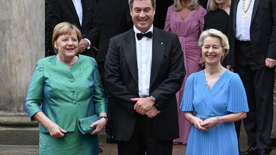 Angela Merkel, Markus Söder und Ursula von der Leyen in Bayreuth (v.l.n.r.). (lau/spot)