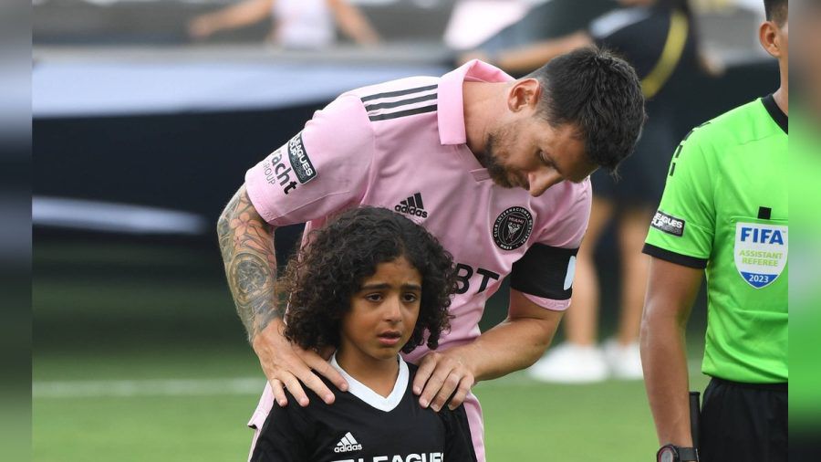 Lionel Messi mit dem sichtlich unsicheren Sohnemann von DJ Khaled, Asahd. (dr/spot)