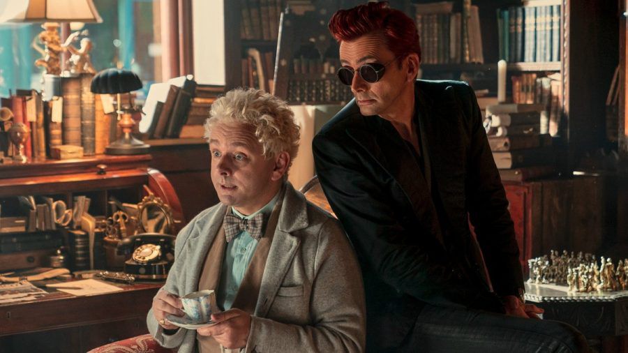 Engel Aziraphale (Michael Sheen, l.) und Dämon Crowley (David Tennant, r.) werden erneut in ein skurriles Abenteuer hineingezogen. (jer/spot)