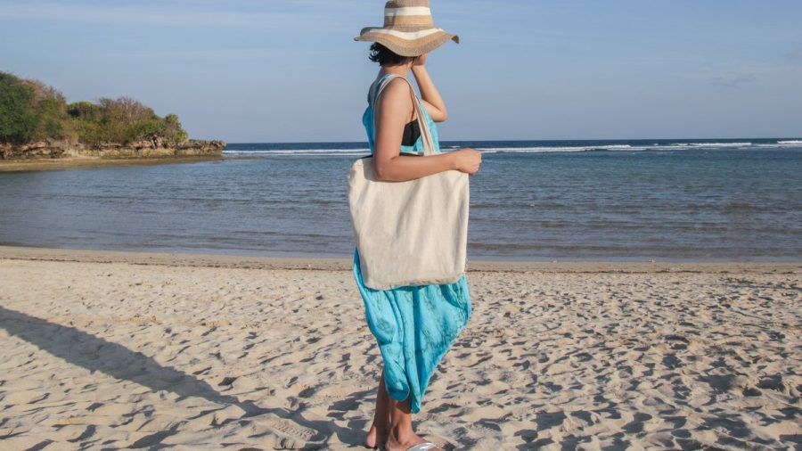 Diese Frau macht es genau richtig: Für den Strand wählte sie ein weites Maxikleid, Schlapphut und Flipflops. (eee/spot)