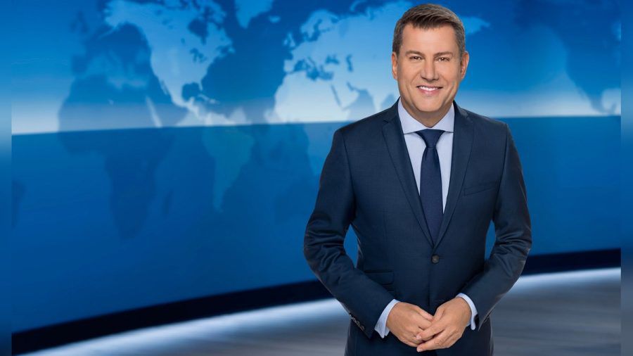 Als "Tagesschau"-Chefsprecher ist Jens Riewa deutschlandweit bekannt. Daneben unternimmt er gerne Ausflüge ins Unterhaltungsfernsehen. (ae/spot)