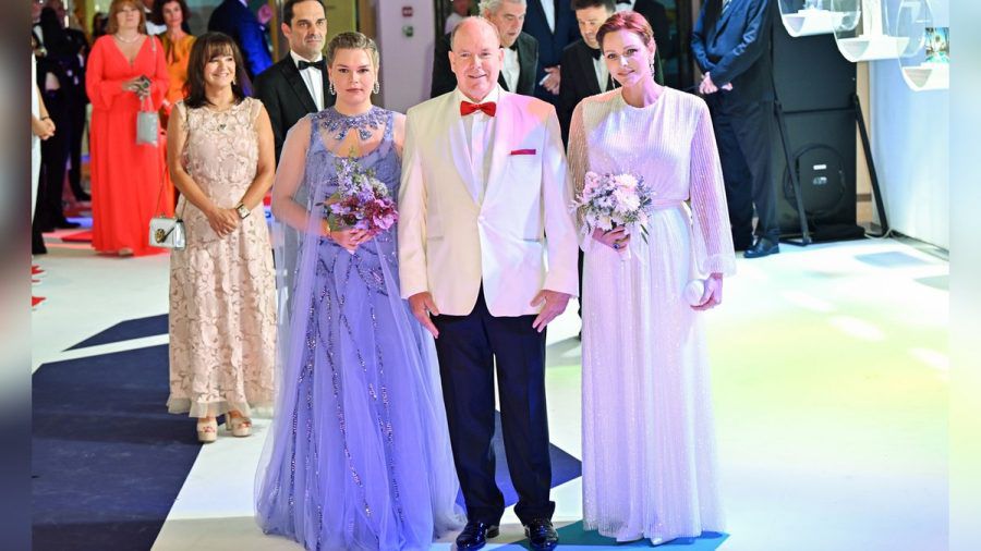 Fürst Albert mit Fürstin Charlène (r.) und mit Nichte Camille Gottlieb beim Rotkreuzball. (ili/spot)
