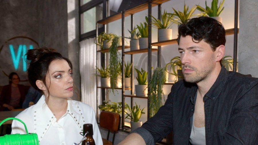 "GZSZ": Sascha will vor Emily nicht zugeben, wie sehr ihn Kates Ablehnung trifft. (cg/spot)