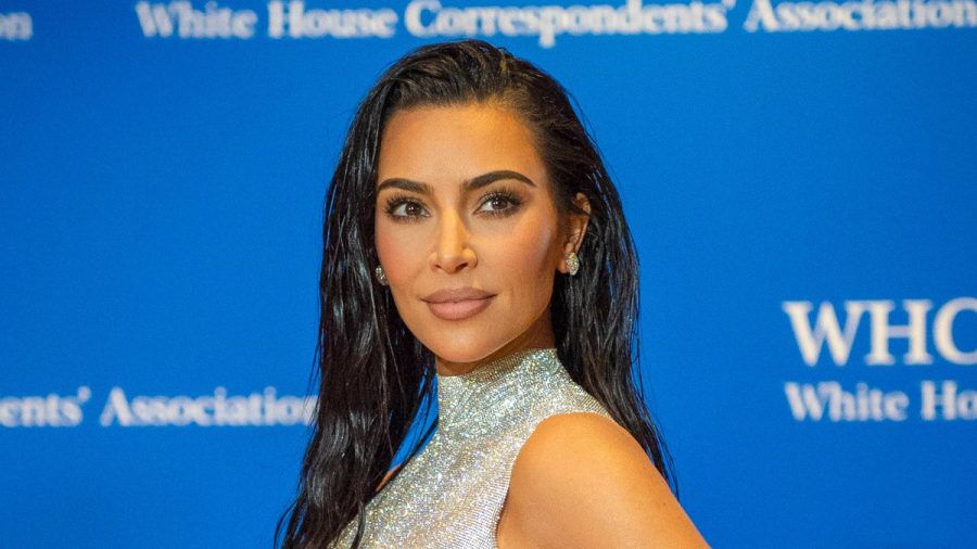 Kim Kardashian hat von ihrer Großmutter offenbar viel gelernt. (smi/spot)