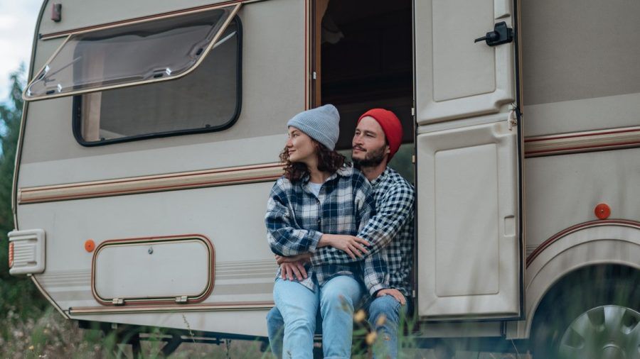 Chic im Camping-Urlaub: Es gibt einige Kleidungsstücke, auf die man in der Natur nicht verzichten sollte. (the/spot)