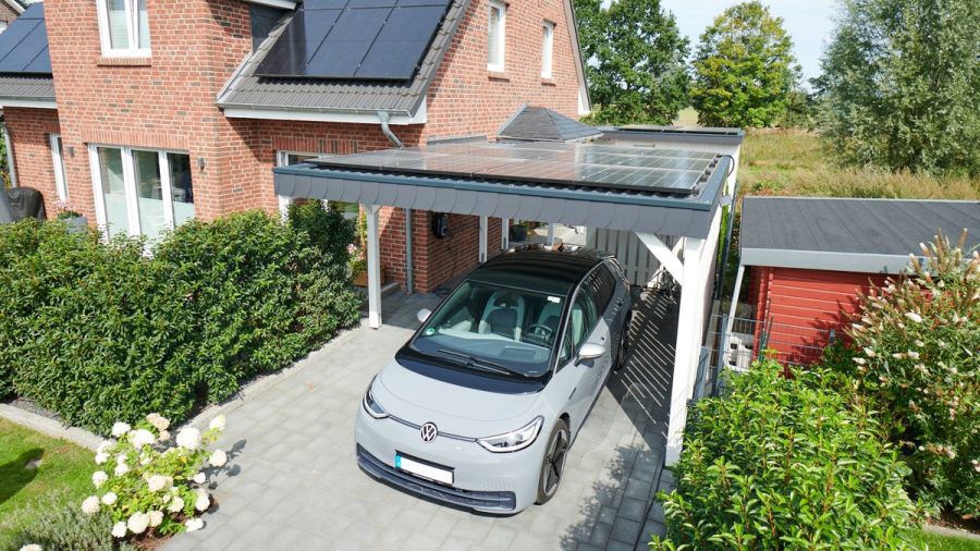 Ein Elektroauto vor dem Haus, eine Wärmepumpe dahinter und Solarzellen auf dem Dach - so können Verbraucher und Verbraucherinnen deutlich CO2 sparen. (jmk/spot)