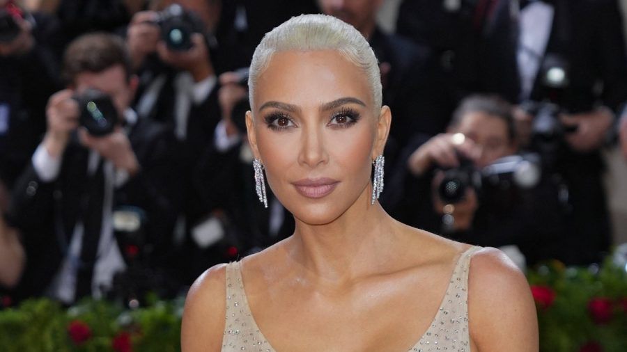 Kim Kardashian und ihre Schwestern sind bald in neuen Folgen von "The Kardashians" zu sehen. (wue/spot)