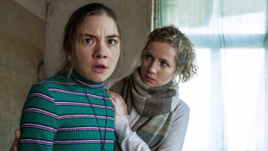 "Tatort: Parasomnia": Leonie Winkler (Cornelia Gröschel, r.) tröstet Talia (Hannah Schiller), die vor Angst erstarrt ist. (cg/spot)
