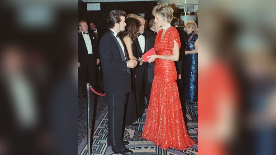 Prinzessin Diana bei der Premiere von "Hot Shots!" 1991 im Odeon Leicester Square in London - hier im Gespräch mit Hauptdarsteller Charlie Sheen. (ili/spot)