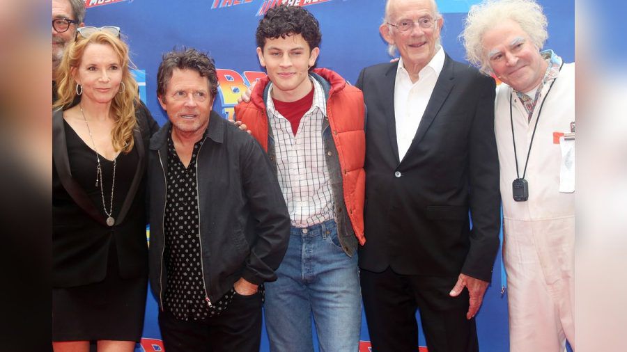 Reunion auf dem roten Teppich: Lea Thompson (l.), Michael J. Fox (2.v.l.) und Christopher Lloyd (2.v.r.) mit den Musical-Darstellern Casey Likes und Roger Bart (joeka/spot)