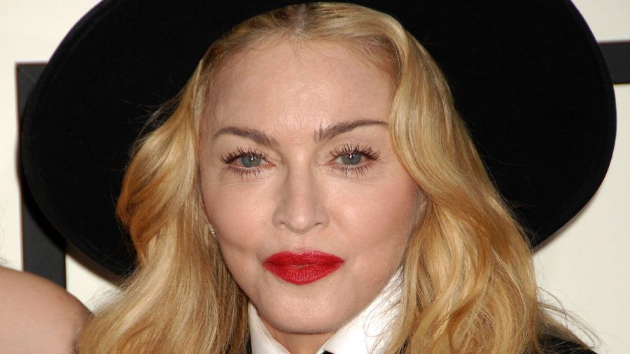 Fans waren in großer Sorge um Madonna: Jetzt kann die Sängerin schon wieder spazieren gehen. (ae/spot)