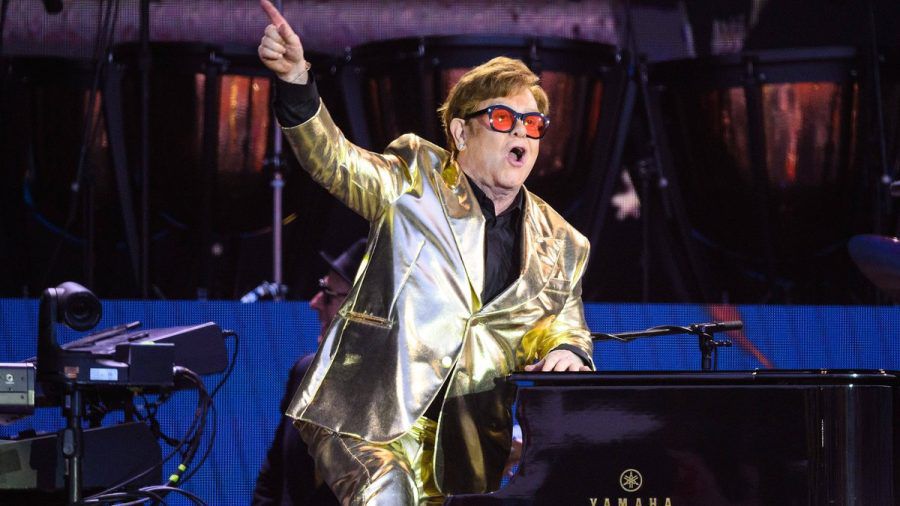 Elton John bei seinem letzten Konzert in Großbritannien. (mia/spot)