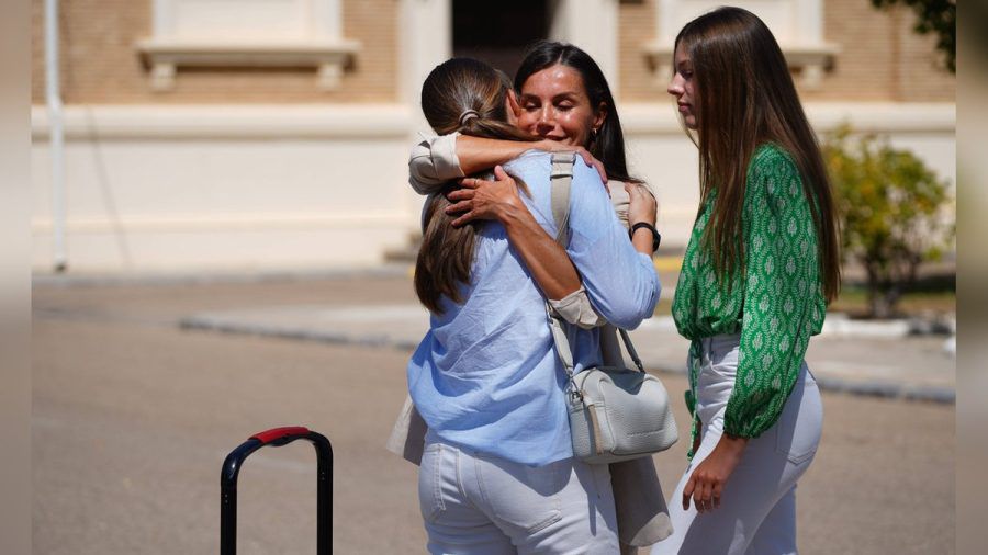 Königin Letizia und Infantin Sofia umarmen Prinzessin Leonor zum Abschied. (ncz/spot)