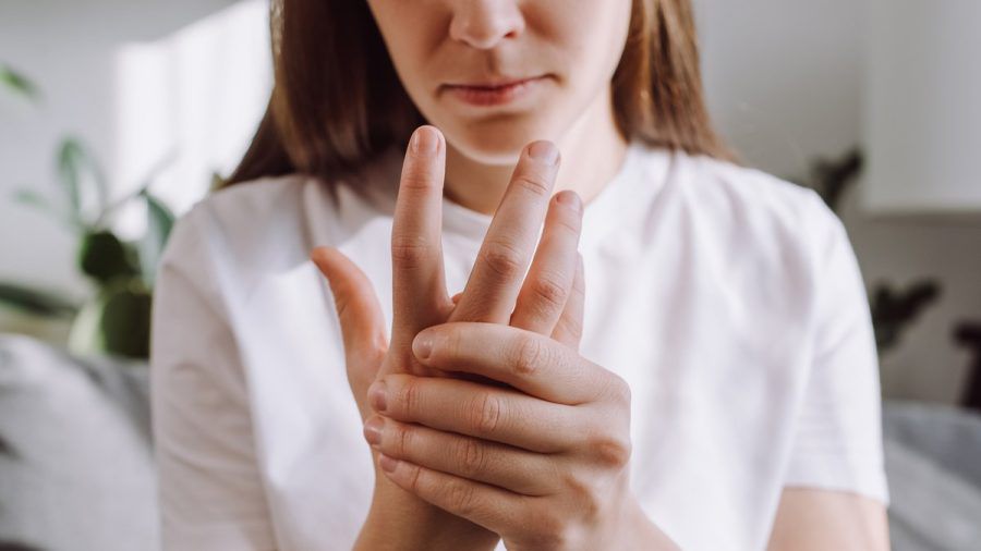 Menschen, die an rheumatoider Arthritis erkrankt sind, leiden oft unter geschwollenen und schmerzenden Gelenken. (aha/spot)