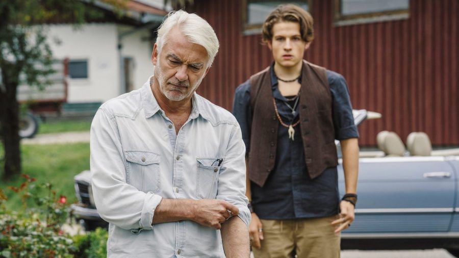 "Daheim in den Bergen: Auf neuen Wegen": Karl (Christoph M. Ohrt, l.) mit seinem Adoptivsohn Tom (Moritz Bäckerling). (hub/spot)