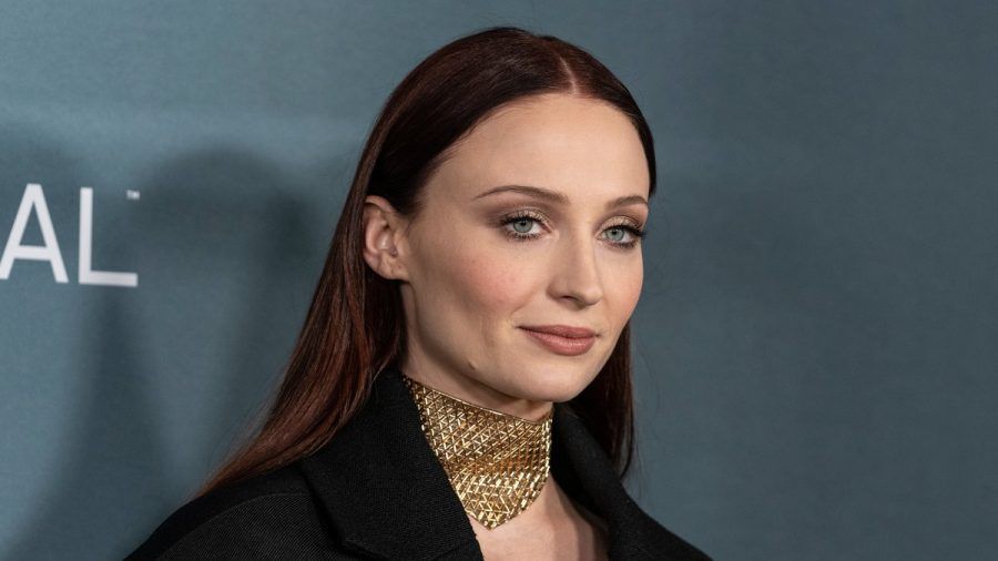 Schauspielerin Sophie Turner verleiht ihrem Look durch ein "Golden Hour Make-up" besonderen Ausdruck. (the/spot)