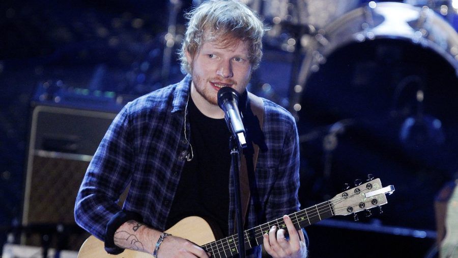 Ed Sheeran glaubt, dass seine Live-Show nicht mit den legendären Halbzeit-Stars mithalten kann. (ae/spot)