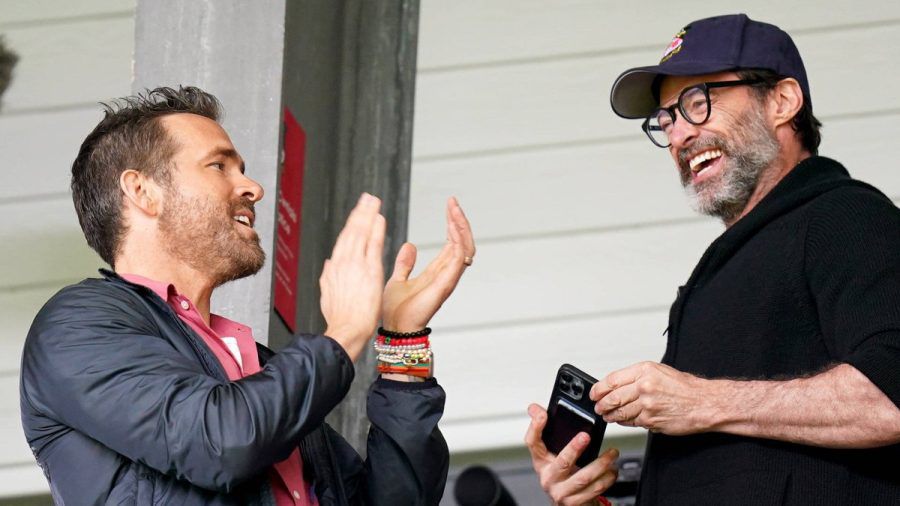 Ryan Reynolds (li.) und Hugh Jackman gut gelaunt auf der Stadiontribüne. (tj/spot)