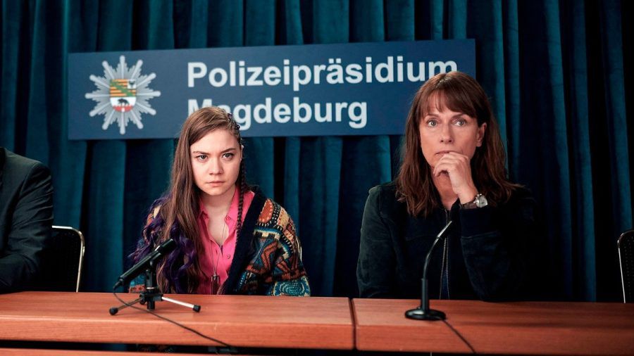 "Polizeiruf 110: Du gehörst mir": Lana Stokowski (Hannah Schiller, l.) und Kommissarin Brasch (Claudia Michelsen) wenden sich nach der Kindesentführung an die Öffentlichkeit. (ili/spot)