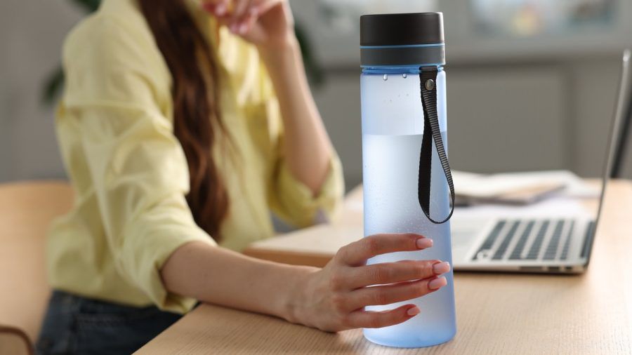 Viele Menschen füllen wiederverwendbare Flaschen mit Leitungswasser auf. (ncz/spot)