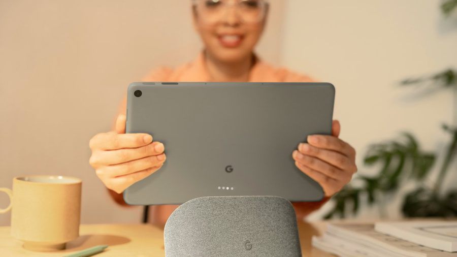 Eine Nutzerin nimmt das Google Pixel Tablet von seinem Ladedock. (wue/spot)