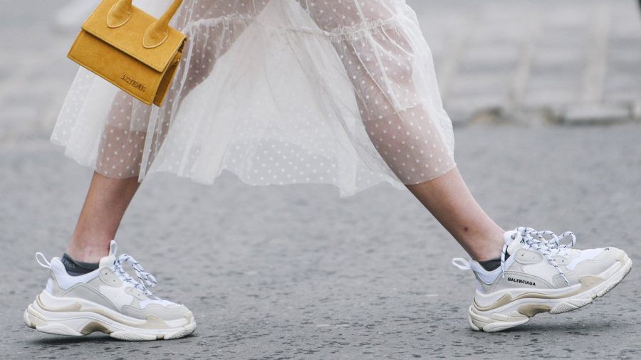Der TikTok-Trend namens Wrong Shoe Theory sorgt für Stilbrüche im Outfit und somit für ganz besondere Looks. (the/spot)