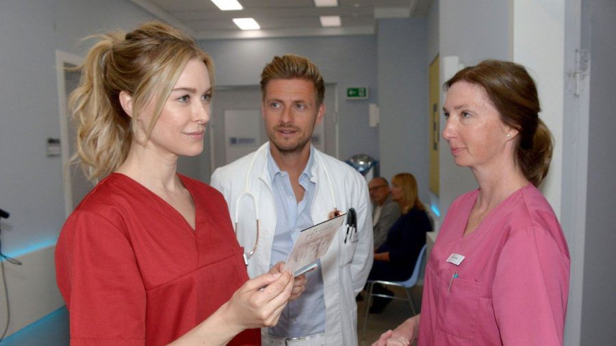 "GZSZ": Jessica (l.) freut sich über die Anerkennung ihrer Arbeit. (cg/spot)