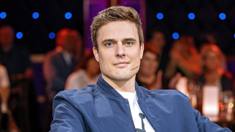 Constantin Schreiber, hier bei einer Aufzeichnung zur TV-Show "Riverboat", las an der Uni Jena aus seinem Buch "Glück im Unglück". (wue/spot)